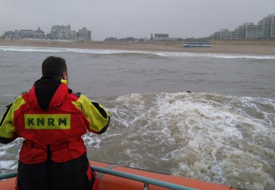 Surfer in problemen Katwijk